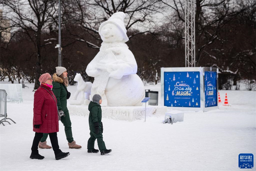 2月10日，在俄罗斯莫斯科高尔基公园，游客在冰雪艺术节上游览。新华社记者 白雪骐 摄
