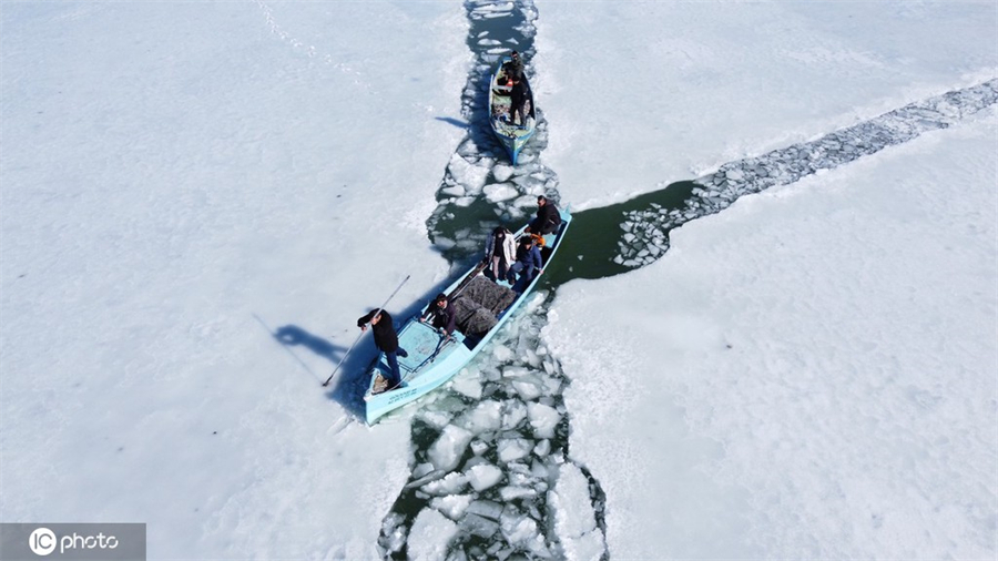 土耳其贝伊谢希尔湖冰雪渐融 渔民开始清理碎冰