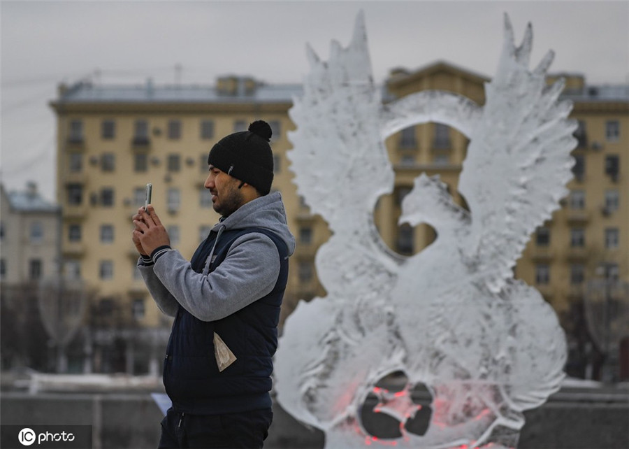 莫斯科庆祝冰雪节 精美冰雕引人注目