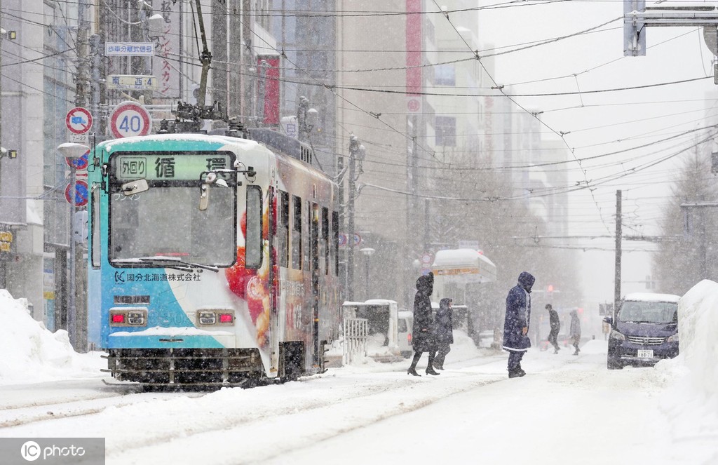 日本部分地区强降雪致交通瘫痪 路边积雪达2米
