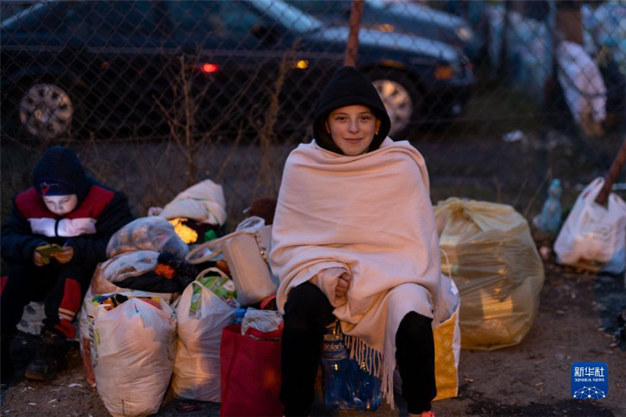 2月26日，一名乌克兰女孩抵达波兰边境关口梅迪卡。新华社记者 周楠 摄