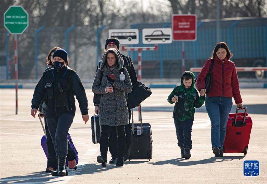 2月25日，一些乌克兰民众抵达摩尔多瓦边境的帕兰卡检查站。