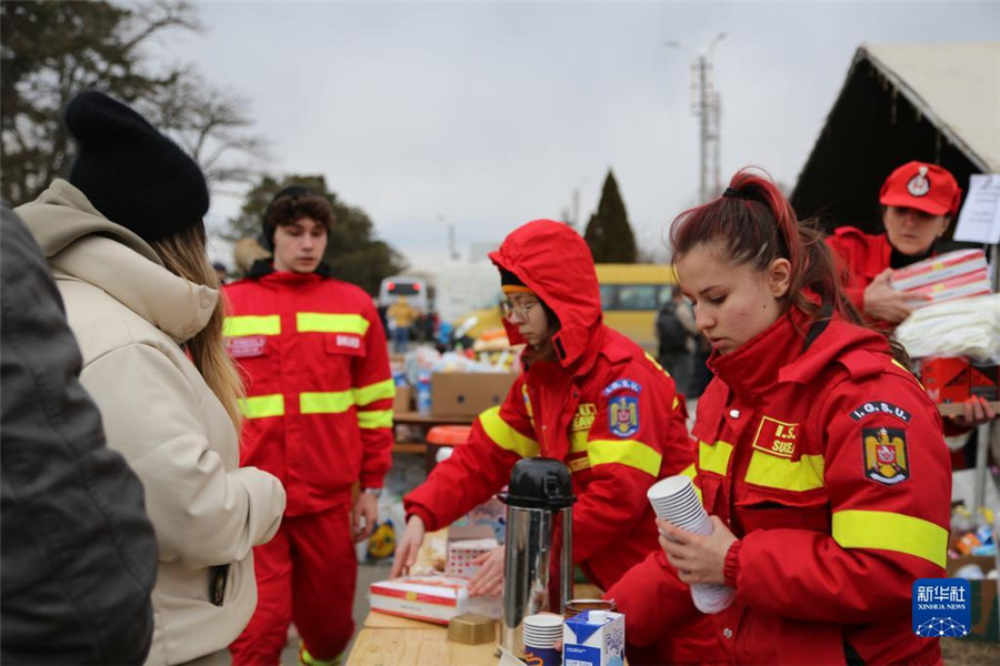 2月27日，在罗马尼亚北部与乌克兰接壤的锡雷特，工作人员为入境的乌克兰民众提供热饮。