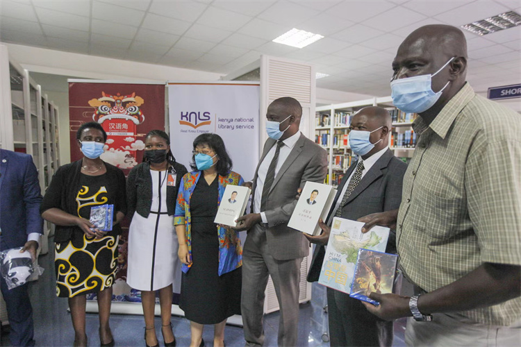 中国驻肯尼亚大使馆向肯尼亚国家图书馆捐赠图书。中国驻肯尼亚大使馆供图