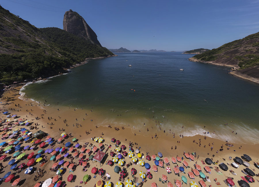 巴西里约天气酷热 民众海滩消暑人山人海