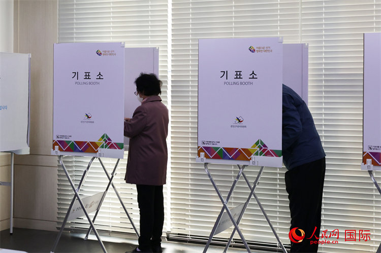 2022年3月9日第20届韩国总统选举当天，在首尔市钟路区第三投票所，选民正在填写选票。伊圣楠摄