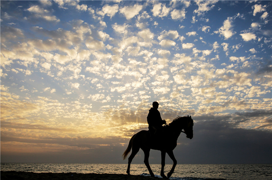 加沙夕阳美如画 民众海滩上享受美好时光
