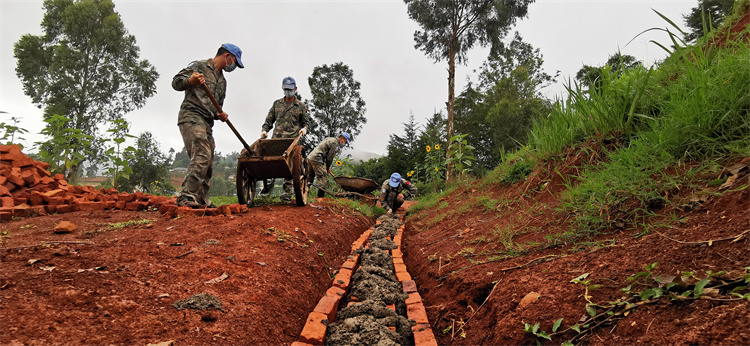进行排水沟硬化 。中国第25批赴刚果(金)维和工兵分队供图