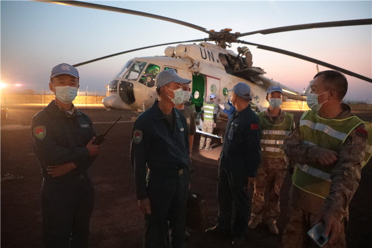 直升机分队在阿卜耶伊机场召开现场飞行准备会。维和直升机分队供图
