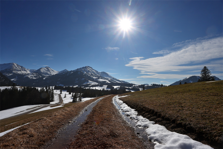 德国巴伐利亚阳光明媚 游客雪地里漫步
