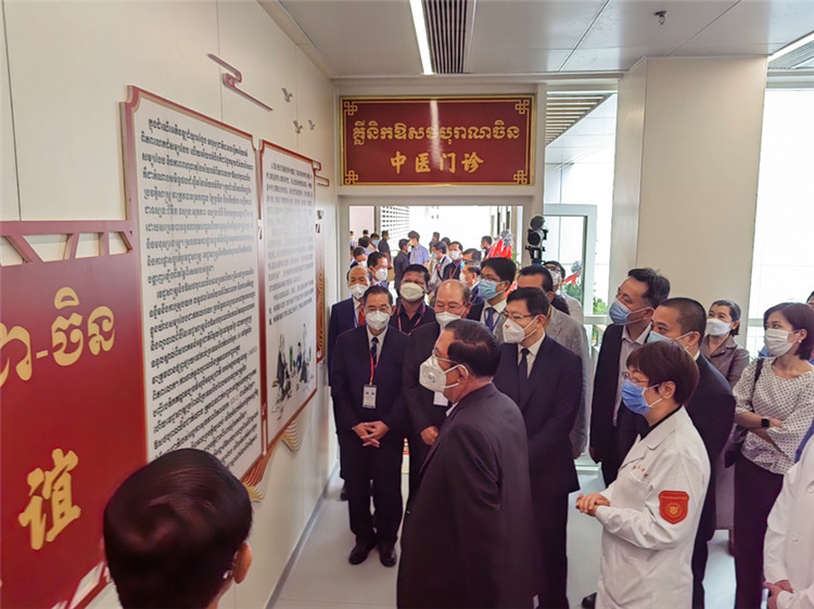 柬埔寨首相洪森参观考斯玛医院新设立的中医科。中国驻柬埔寨大使馆供图