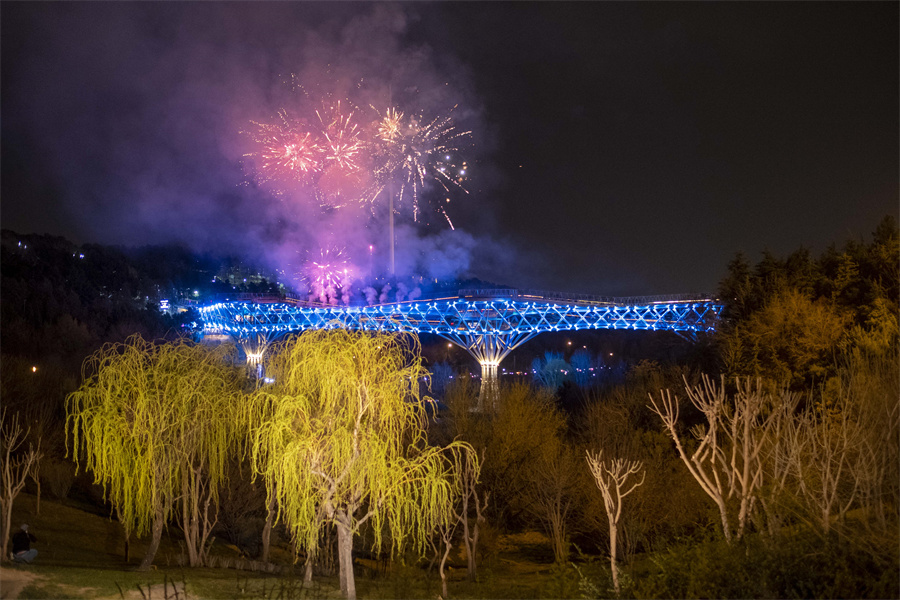 伊朗德黑兰迎接新年 桥上燃放烟花庆祝