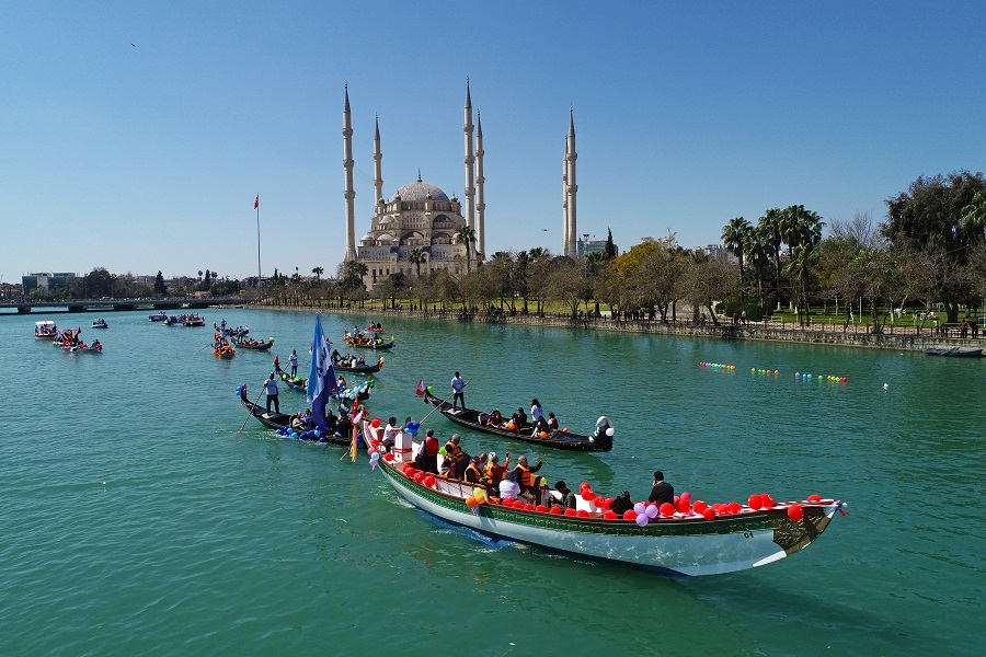 土耳其阿达纳举行狂欢节水上游行