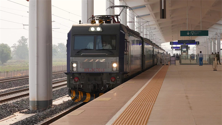 中老铁路老挝段首趟普速旅客列车从万象站发车。李欢摄