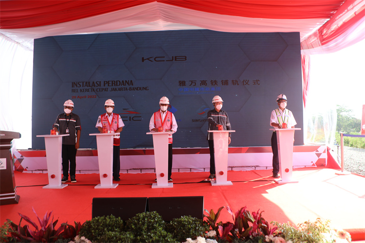 雅万高铁铺轨正式启动。印尼中国高速铁路有限公司供图
