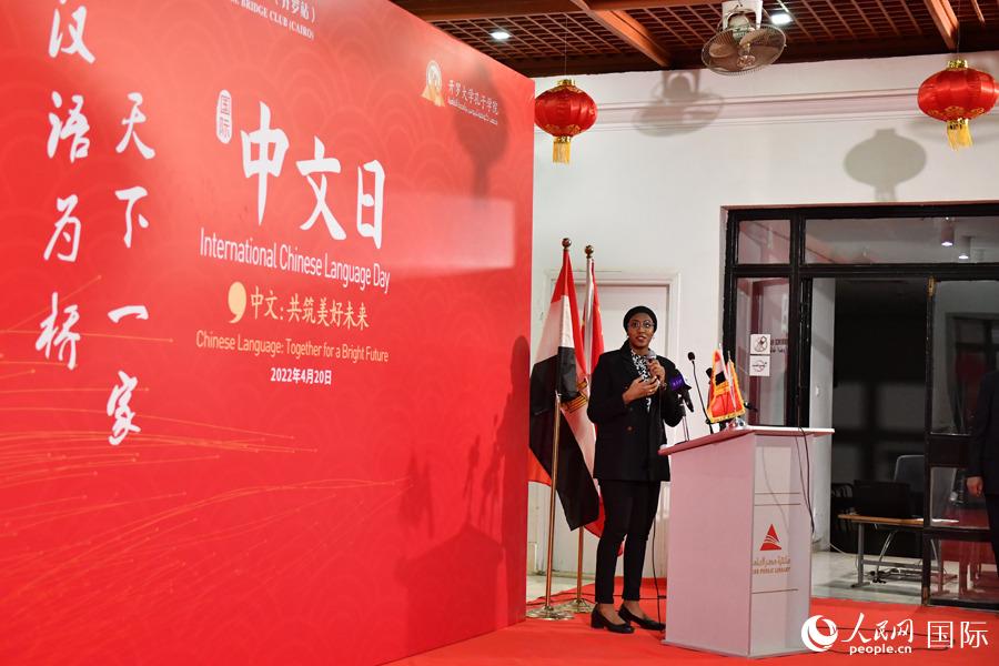 4月22日，“国际中文日”庆祝活动在埃及国家图书馆举办。图为诗雨演讲“我与中文的情和缘”。人民网记者 李凉摄