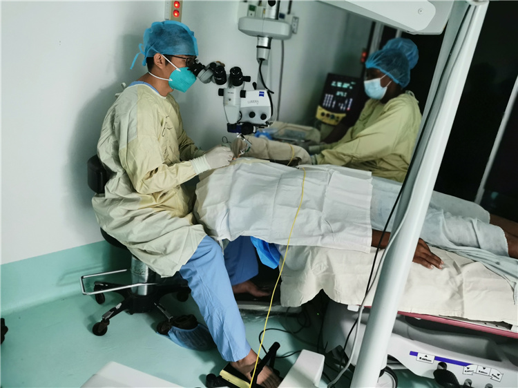 中国援圭医疗队医生许星照给患者佩尔绍德成功施行玻切手术。中国援圭亚那医疗队供图