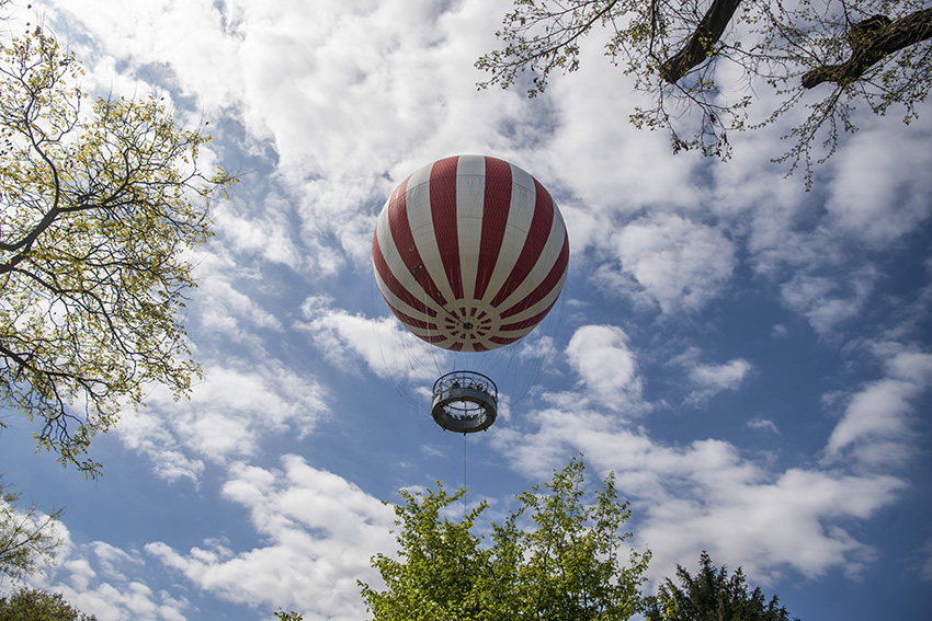 匈牙利布达佩斯放飞热气球 乘客可俯瞰城市美景