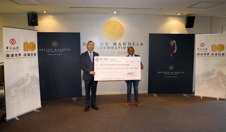 中国银行约翰内斯堡分行向南非曼德拉基金会捐赠10万兰特用于灾后重建工作。中国银行约翰内斯堡分行供图。