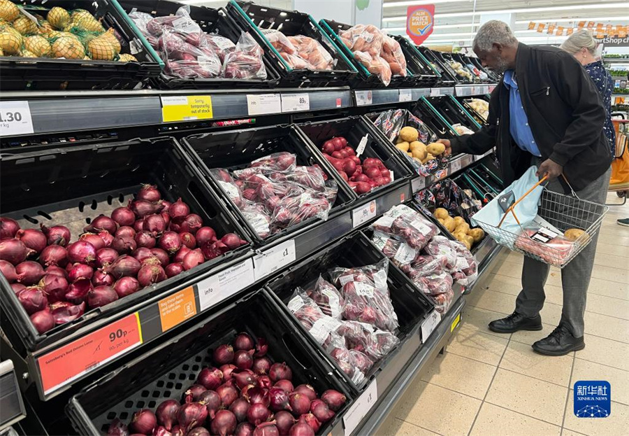 5月5日，一名男子在英国伦敦一家超市内购物。新华社记者李颖摄