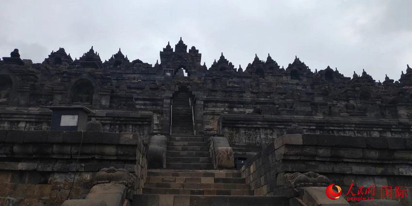 被游客攀登磨损的婆罗浮屠石阶。人民网记者张杰 摄