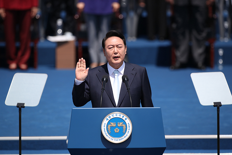 韩国总统尹锡悦宣誓就任。图片来源：韩国国防弘报院