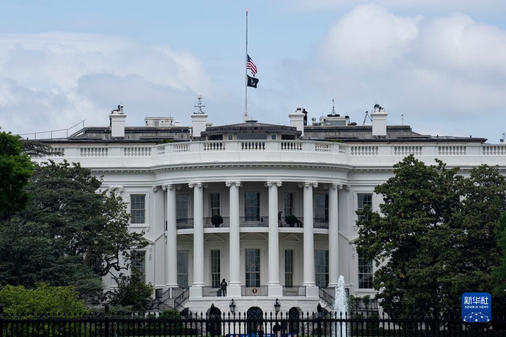 5月12日，美国华盛顿白宫降半旗悼念新冠逝者。新华社记者刘杰 摄
