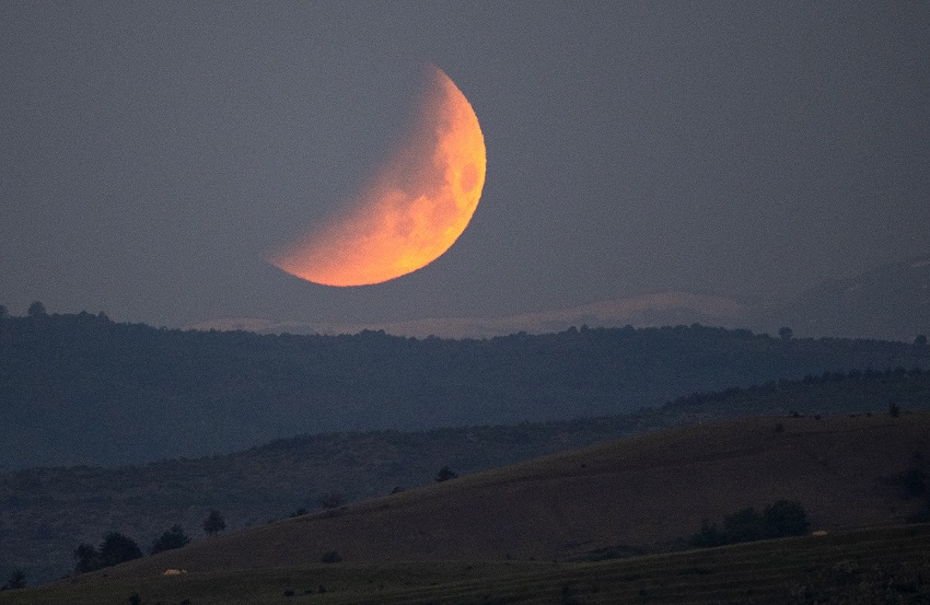 当地时间2022年5月16日，北马其顿斯科普里观测到月全食。IC Photo版权作品，请勿转载。