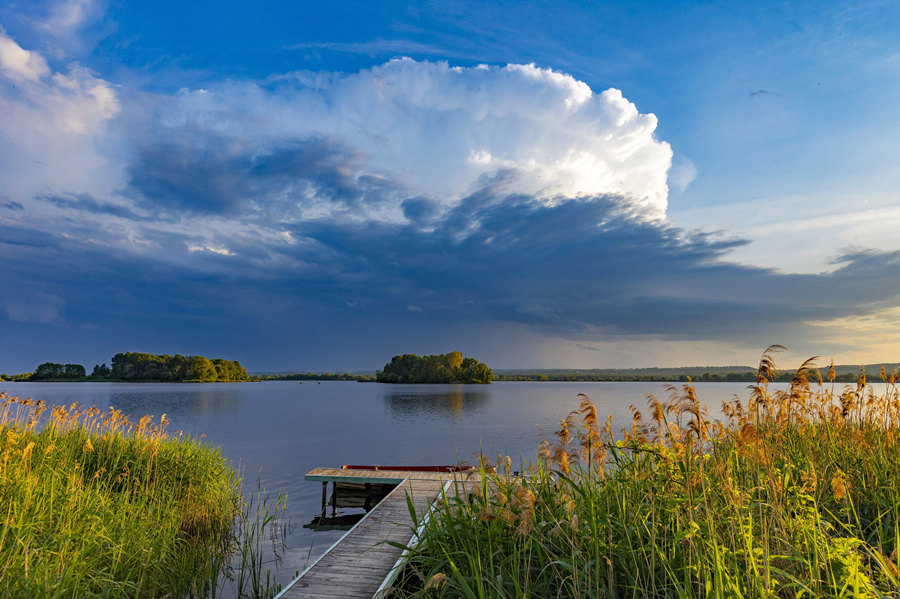 匈牙利基斯巴拉顿湖景观美如画卷