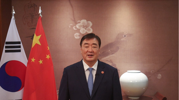 中国驻韩国大使邢海明为2022年“汉语桥”中文比赛韩国赛区决赛致辞。首尔孔子学院供图 