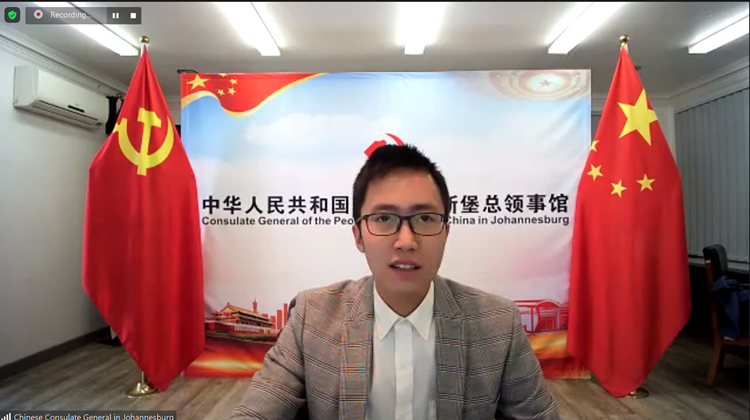 中国驻约翰内斯堡总领馆青年读书会负责人赖超然领事作主旨发言。图片来源：会议截图