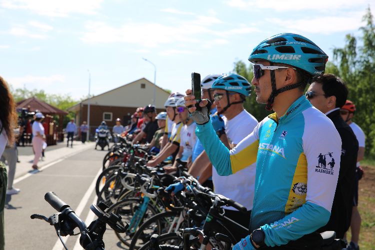 哈萨克斯坦首都努尔苏丹举行“世界自行车日”骑行活动。亚信会议秘书处供图