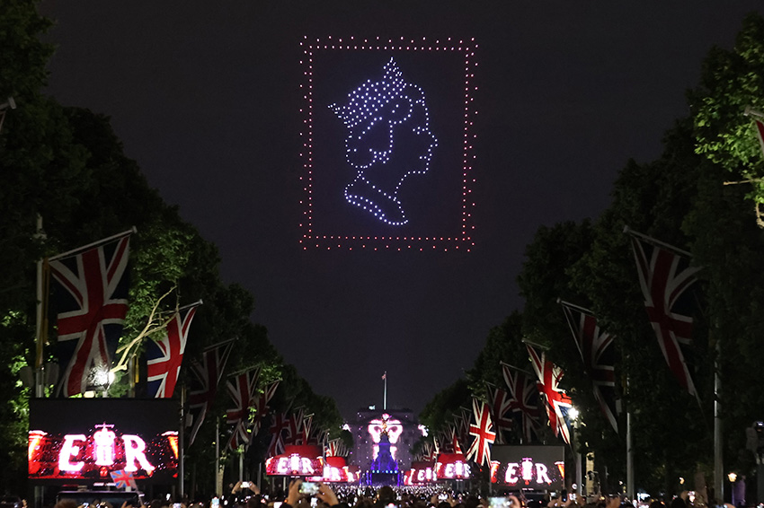 白金汉宫举行英国女王白金禧年派对活动 无人机点亮伦敦夜空