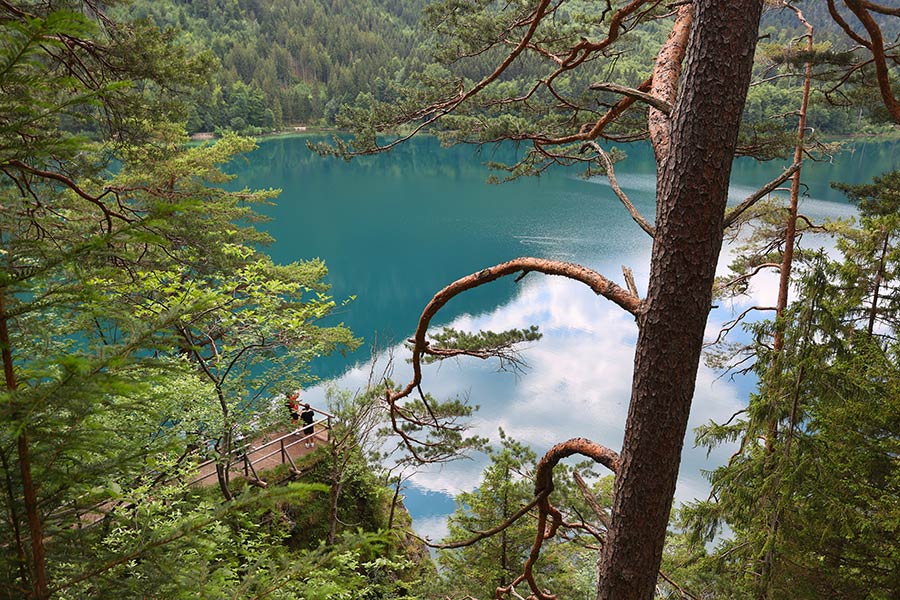 德国巴伐利亚阿尔卑斯湖风景宜人 民众在此游玩解暑