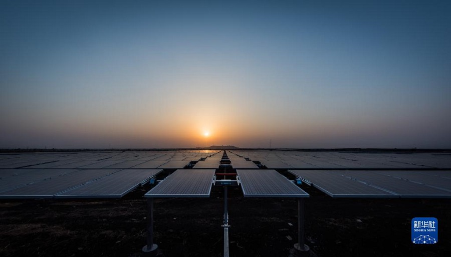 这是2017年4月10日在印度南部城市海德拉巴附近拍摄的一处光伏电站。中国企业为该电站提供了部分太阳能面板组件和全套的自动日照追踪支架系统。