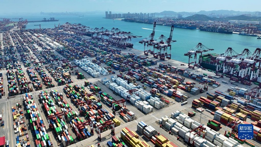 新华全媒+丨繁忙航线：平均每两分钟就有金砖国家货物装卸的青岛港