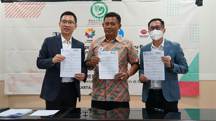 阿拉扎大学孔子学院中印尼院长与中学校长签订合作协议书。印尼阿拉扎大学孔子学院供图