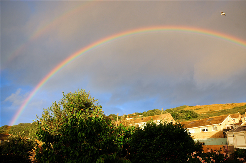 英国多塞特郡波特兰岛天空现美丽彩虹