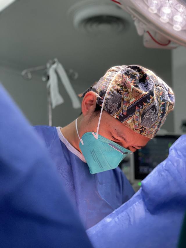 中国援圭亚那医疗队周虹医生（中）在手术中。中国援圭亚那医疗队供图