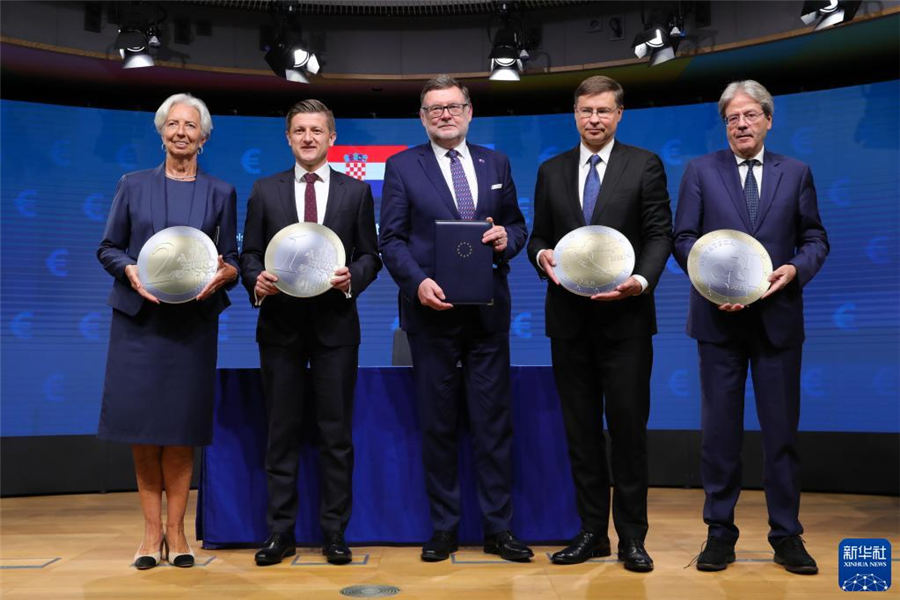 7月12日，欧洲央行行长拉加德、克罗地亚副总理兼财政部长兹德拉夫科·马里奇、欧盟轮值主席国捷克财政部长兹比涅克·斯坦尤拉、欧盟委员会负责经济事务的执行副主席瓦尔季斯·东布罗夫斯基斯和欧盟委员会负责经济事务的委员保罗·真蒂洛尼（从左至右）在比利时布鲁塞尔出席克罗地亚加入欧元区法律文件签署仪式。新华社记者 郑焕松 摄