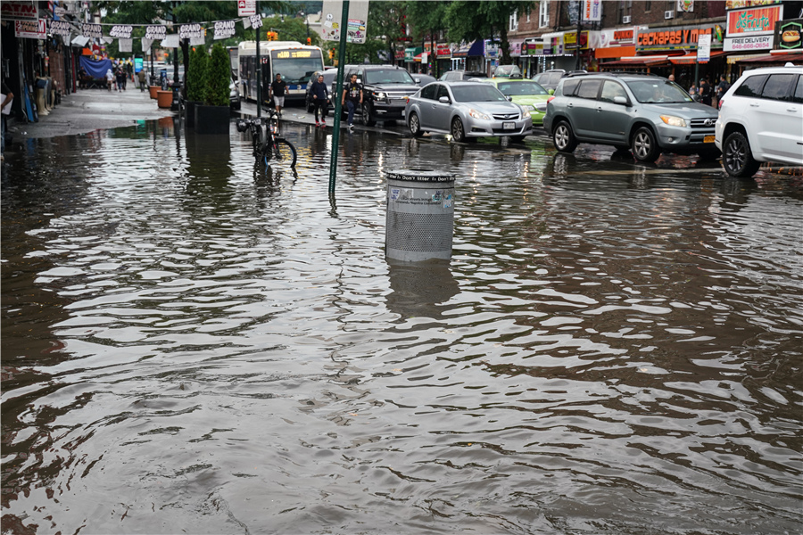 美国纽约遭遇暴雨致街道发生内涝