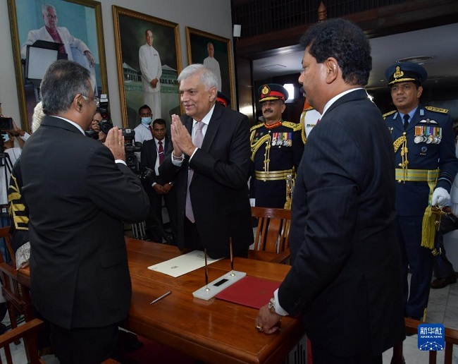 7月21日，斯里兰卡新一任总统维克拉马辛哈（中）在科伦坡宣誓就职。新华社发（斯里兰卡总统府供图）