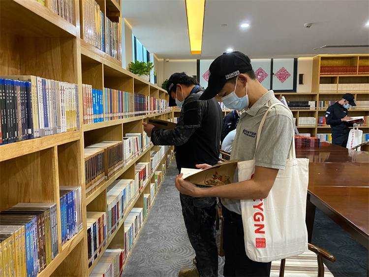 来宾阅览中国文化图书。主办单位供图