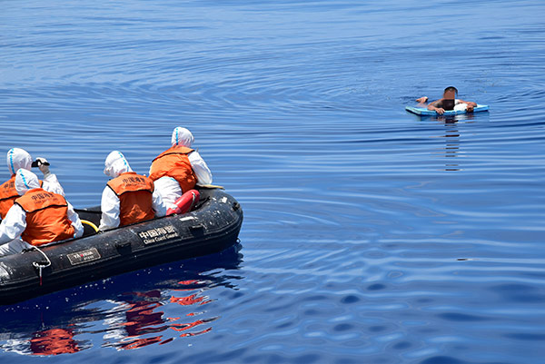 中國海警在南海救助1名越南落水漁民