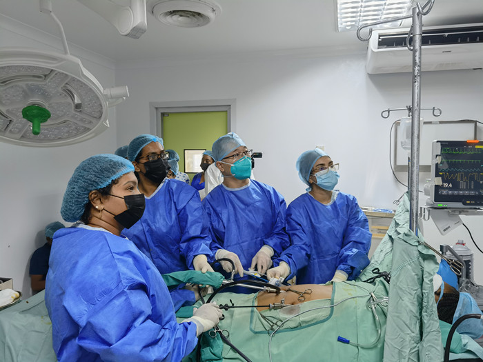 中国主刀医生段云飞（右二）同圭亚那医生在进行腹腔镜手术。中国17期援圭亚那医疗队供图
