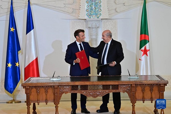 8月27日，阿尔及利亚总统特本（右）在首都阿尔及尔与到访的法国总统马克龙出席签署仪式。新华社发（阿尔及利亚总统府供图）