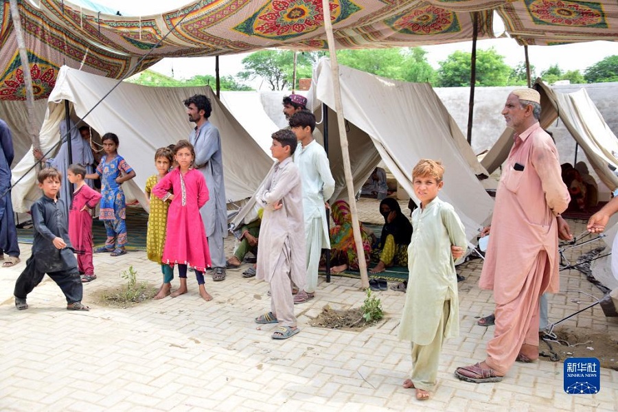 9月3日，在巴基斯坦俾路支省，受灾居民在帐篷休息。