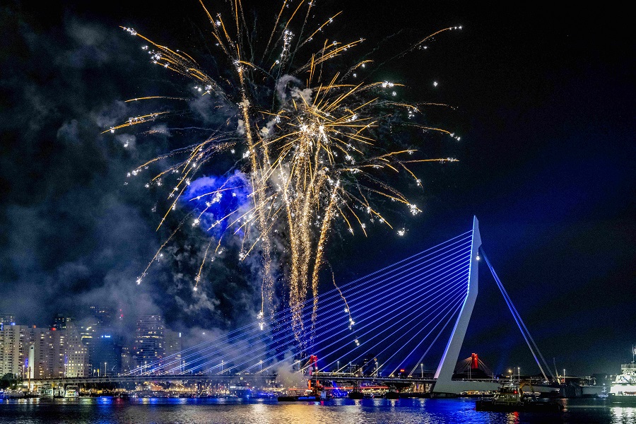 荷兰鹿特丹举办烟花表演 庆祝世界港口日 