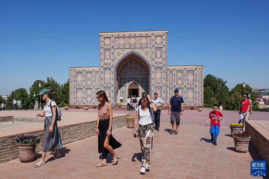 9月3日，人们在乌兹别克斯坦撒马尔罕市兀鲁伯天文台游览。