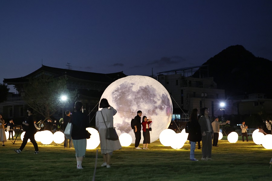韩国民众在绿地广场赏灯 享受秋夜乐趣